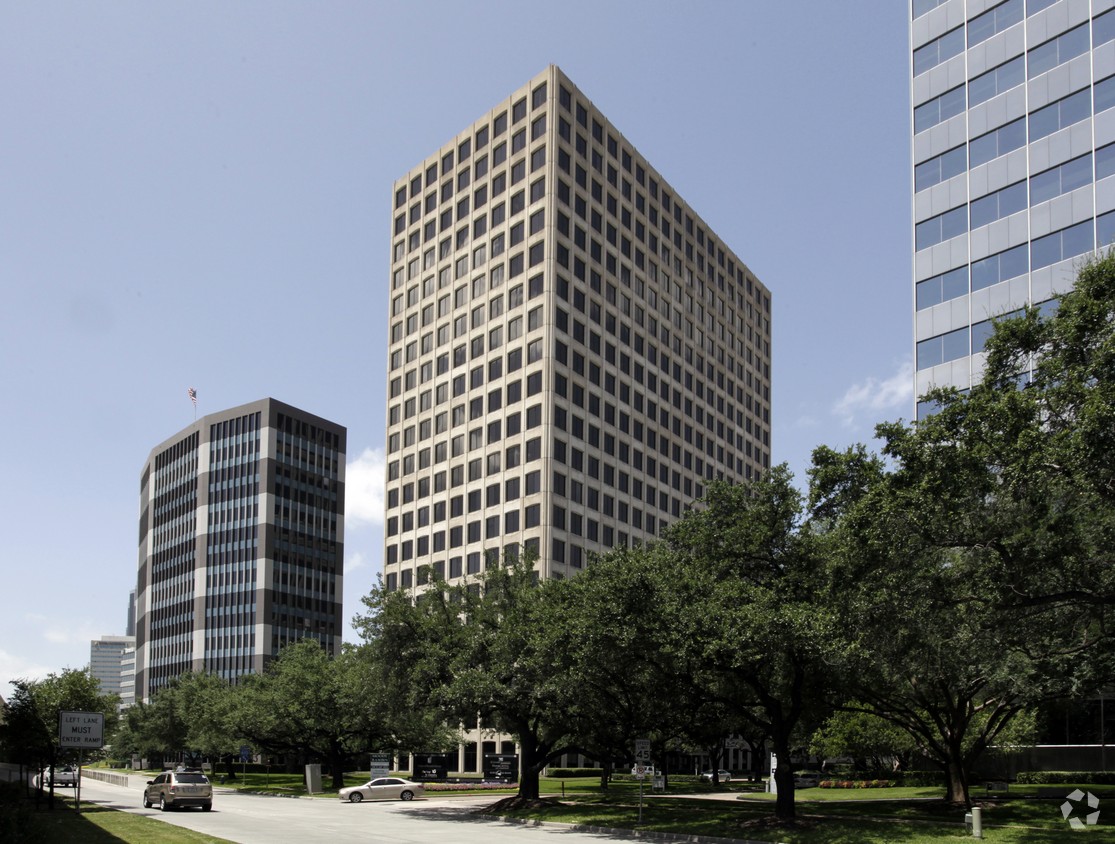 2000 West Loop South Capital Realty Group