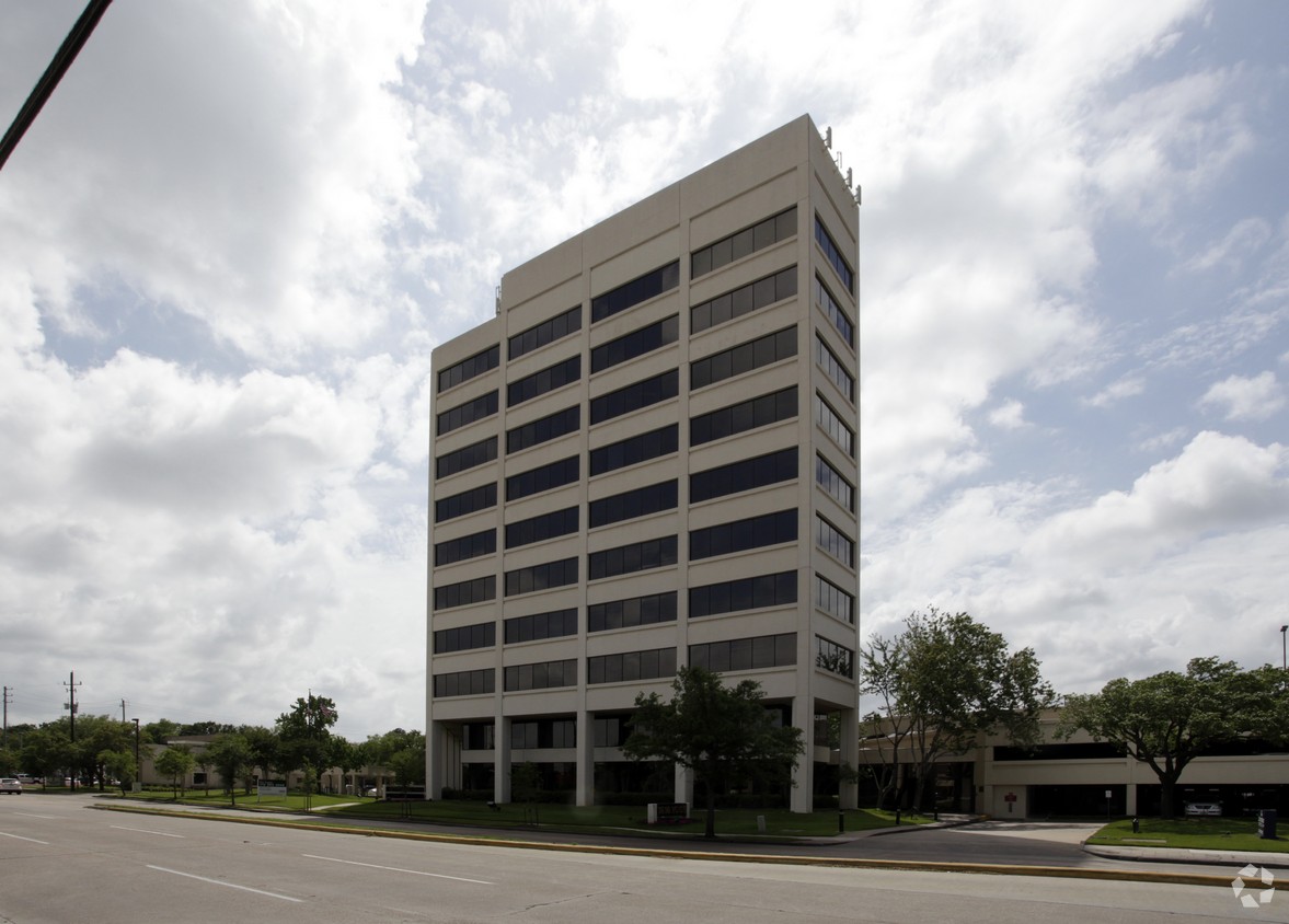 1616 s voss road capital realty group